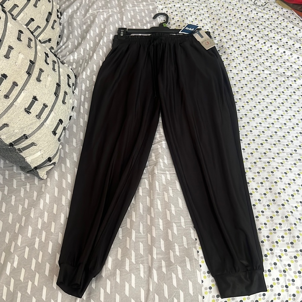Black, joggers completamente nuevo